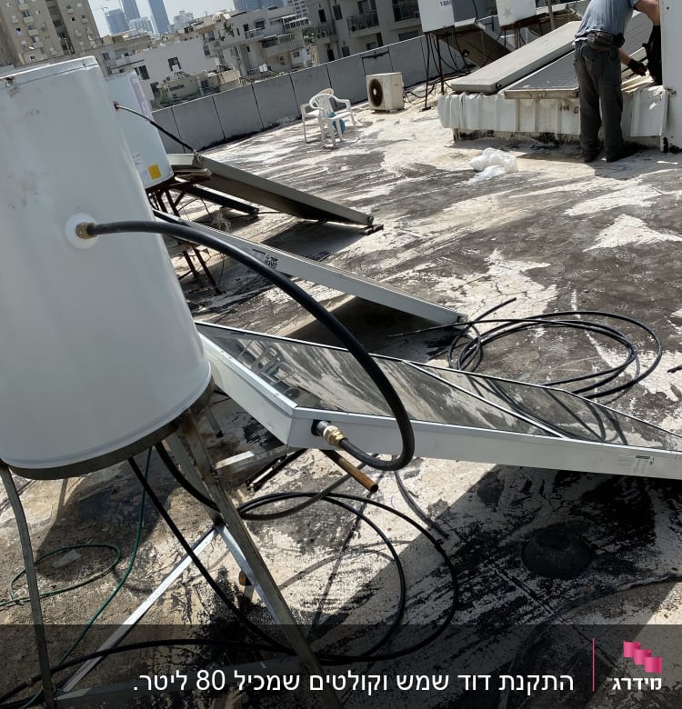 דוד שמש עם קולטים על גג בניין